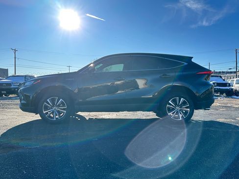 Used 2021 Toyota Venza LE image 2