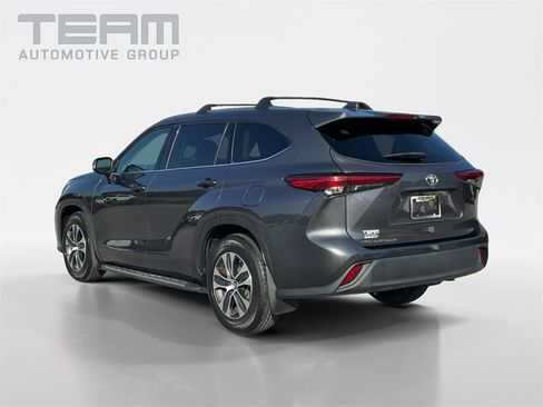 Used 2021 Toyota Highlander XLE image 5