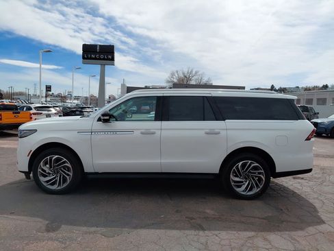 New 2026 Lincoln Navigator L Premier AWD/4WD image 4