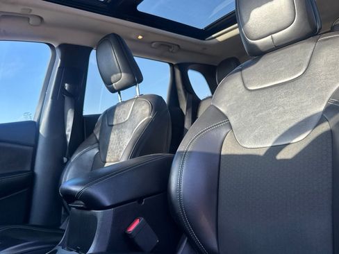 Used 2019 Jeep Cherokee Latitude Plus w/ Comfort/Convenience Group FWD image 43