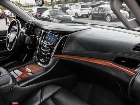 Used 2015 Cadillac Escalade Luxury image 10