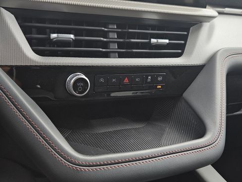 Used 2025 Ford Explorer Active image 25