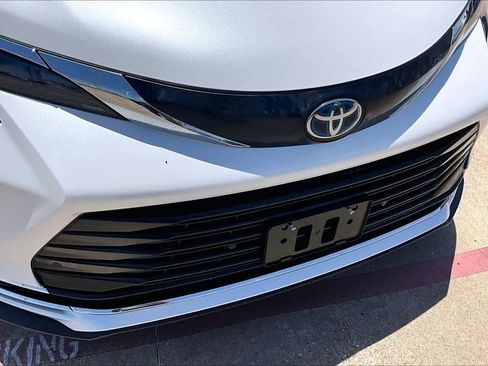 Used 2024 Toyota Sienna XLE FWD image 30