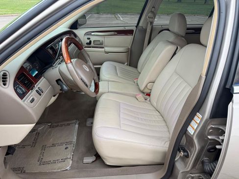 Used 2003 Lincoln Town Car Signature RWD image 10
