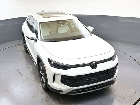 Used 2025 Volkswagen Tiguan SE w/ Panoramic Sunroof Package image 51