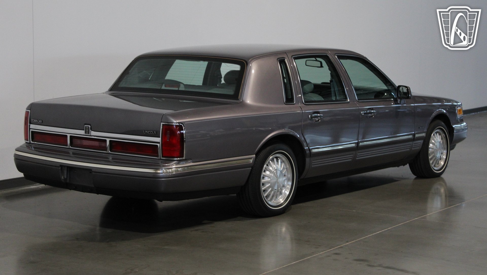 Used 1996 Lincoln Town Car Signature RWD image 25