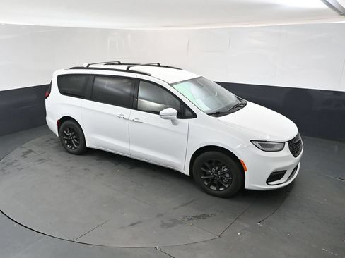 Used 2022 Chrysler Pacifica Touring-L w/ S Appearance Package AWD/4WD image 33