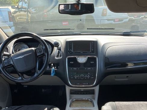 Used 2015 Chrysler Town & Country Limited image 19
