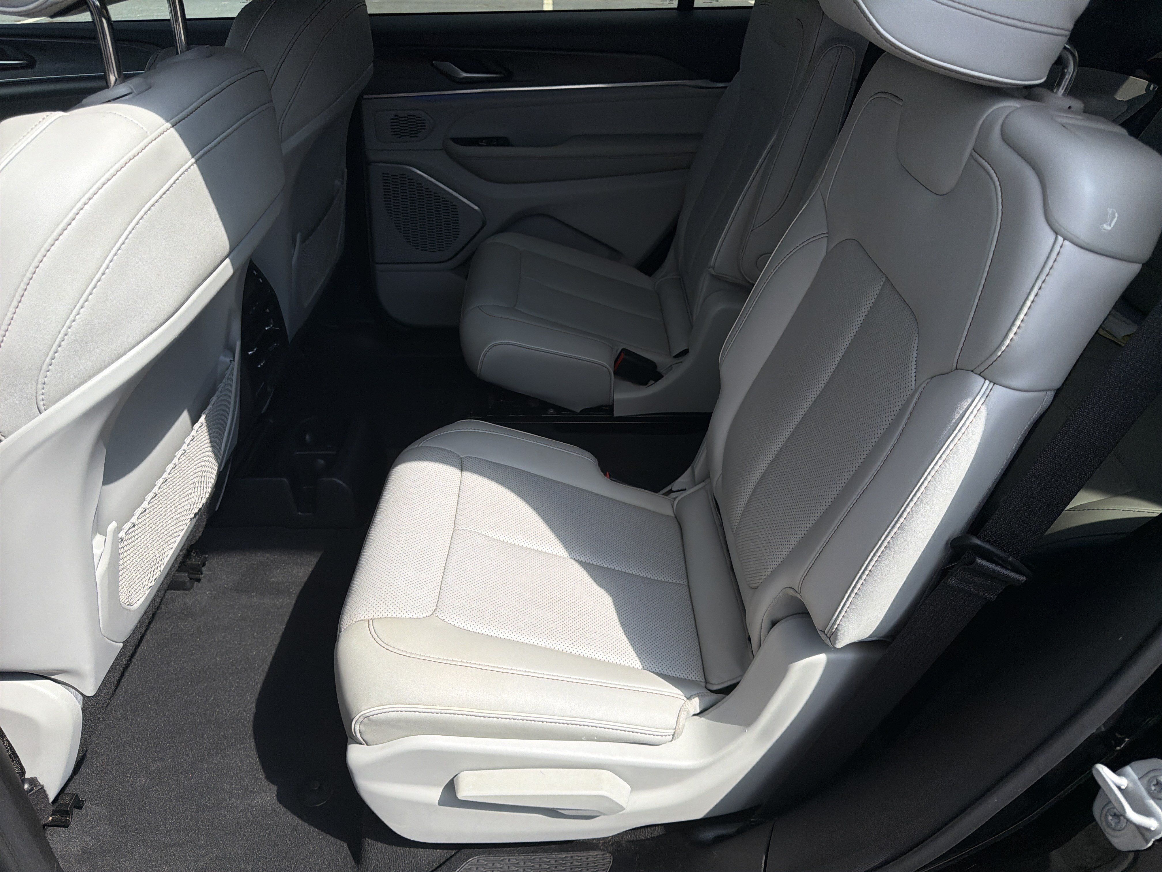 Used 2023 Jeep Grand Cherokee L Overland RWD image 24