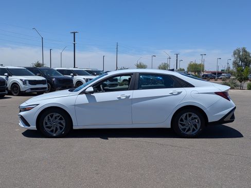 Used 2024 Hyundai Elantra SEL FWD image 2