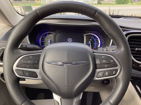 Used 2023 Chrysler Pacifica Touring-L FWD image 29
