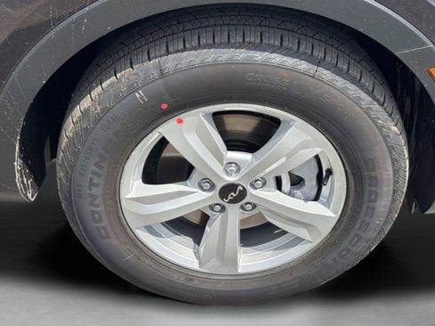 New 2025 Kia Sorento LX image 9