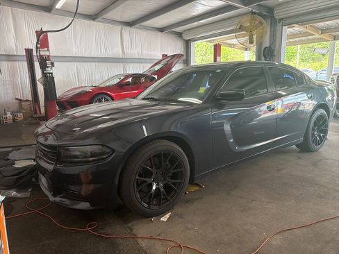 Used 2018 Dodge Charger R/T RWD image 1