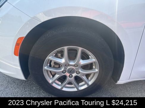 Used 2023 Chrysler Pacifica Touring-L FWD image 9