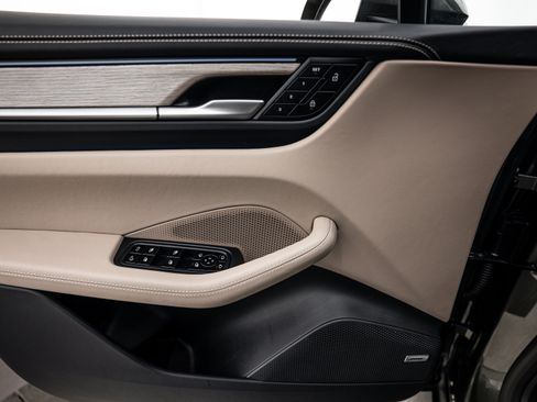 Certified 2025 Porsche Macan 4S Electric AWD/4WD image 18