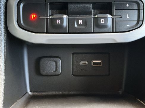 Used 2023 GMC Acadia SLE w/ Driver Convenience Package FWD image 10