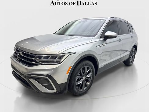 Used 2023 Volkswagen Tiguan SE w/ Panoramic Sunroof Package FWD image 2