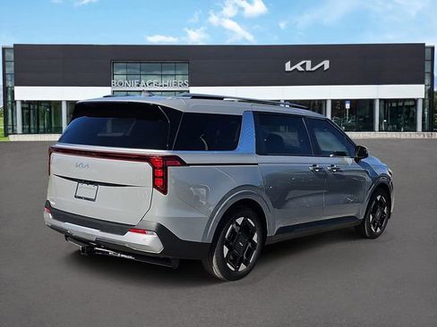 Used 2025 Kia Carnival EX image 4