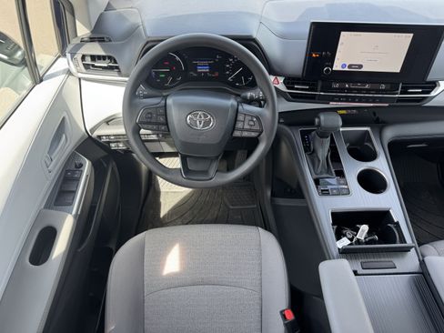 Certified 2026 Toyota Sienna LE AWD/4WD image 24