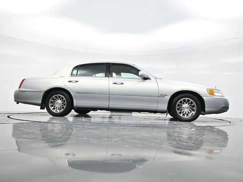 Used 2002 Lincoln Town Car Signature image 43