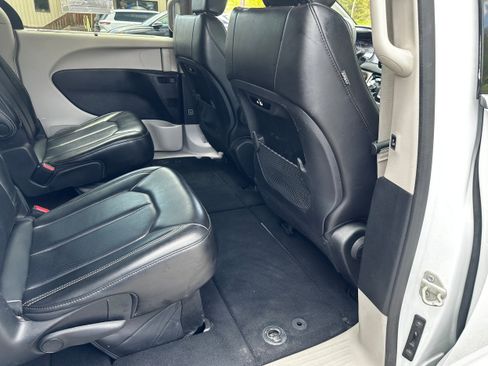 Used 2023 Chrysler Pacifica Touring-L FWD image 34