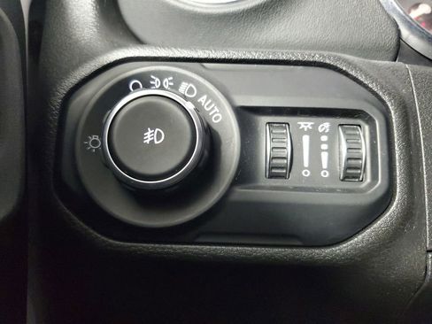 Used 2020 Jeep Wrangler Unlimited Sahara image 32