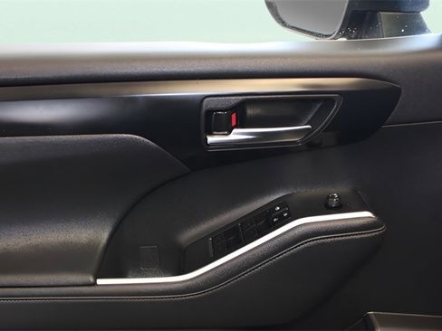 Used 2023 Toyota Highlander L image 19