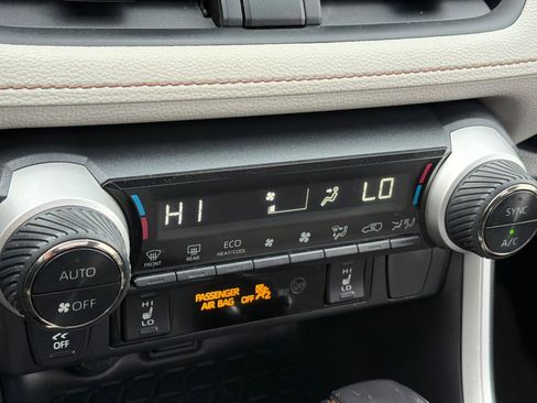 Used 2021 Toyota RAV4 XLE w/ Convenience Package image 19