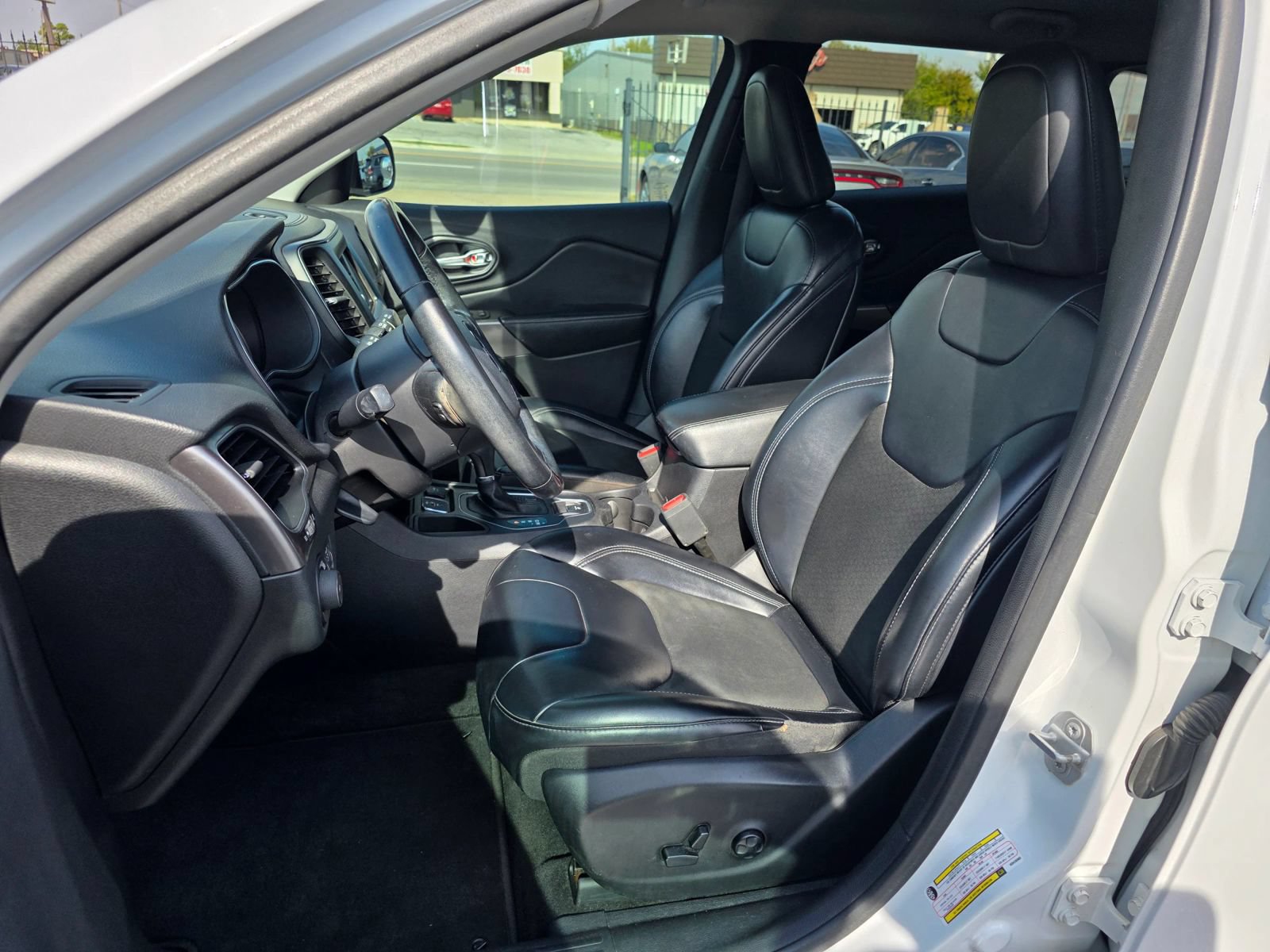 Used 2019 Jeep Cherokee Latitude Plus FWD image 9