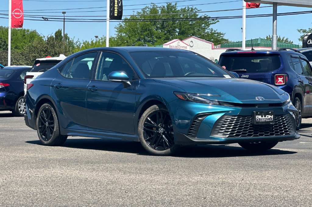Used 2025 Toyota Camry SE FWD image 2