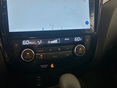 Used 2016 Nissan Rogue SV image 23