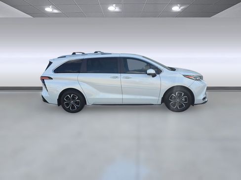 Used 2025 Toyota Sienna Platinum image 7