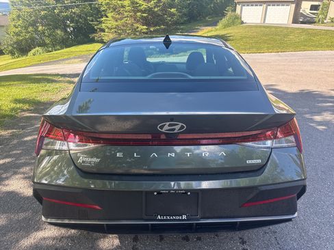 Certified 2025 Hyundai Elantra Hybrid FWD image 4