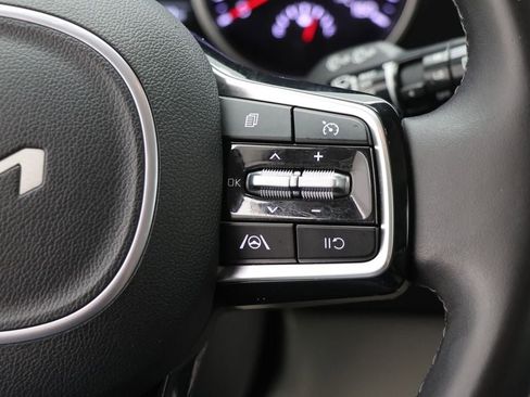 Used 2024 Kia Carnival LX image 19