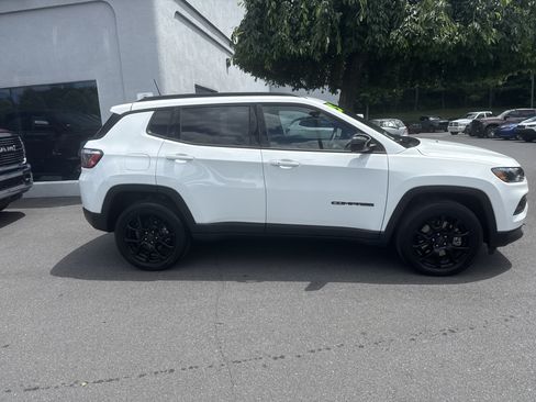 Certified 2025 Jeep Compass Latitude w/ Convenience Group AWD/4WD image 2