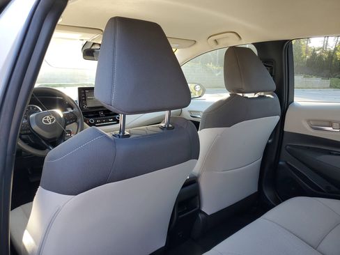 Used 2021 Toyota Corolla LE image 9