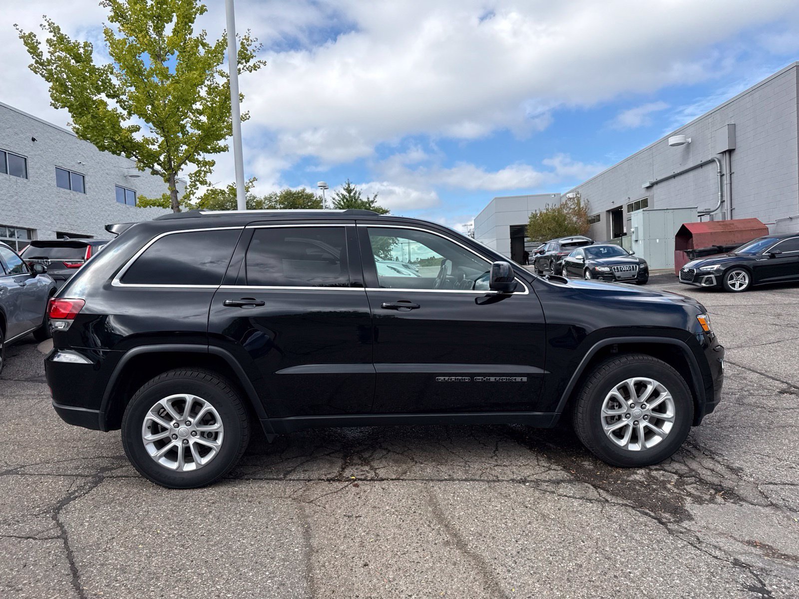 Used 2021 Jeep Grand Cherokee Laredo w/ Security & Convenience Group AWD/4WD image 8
