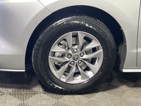 Used 2025 Toyota Sienna XLE image 13