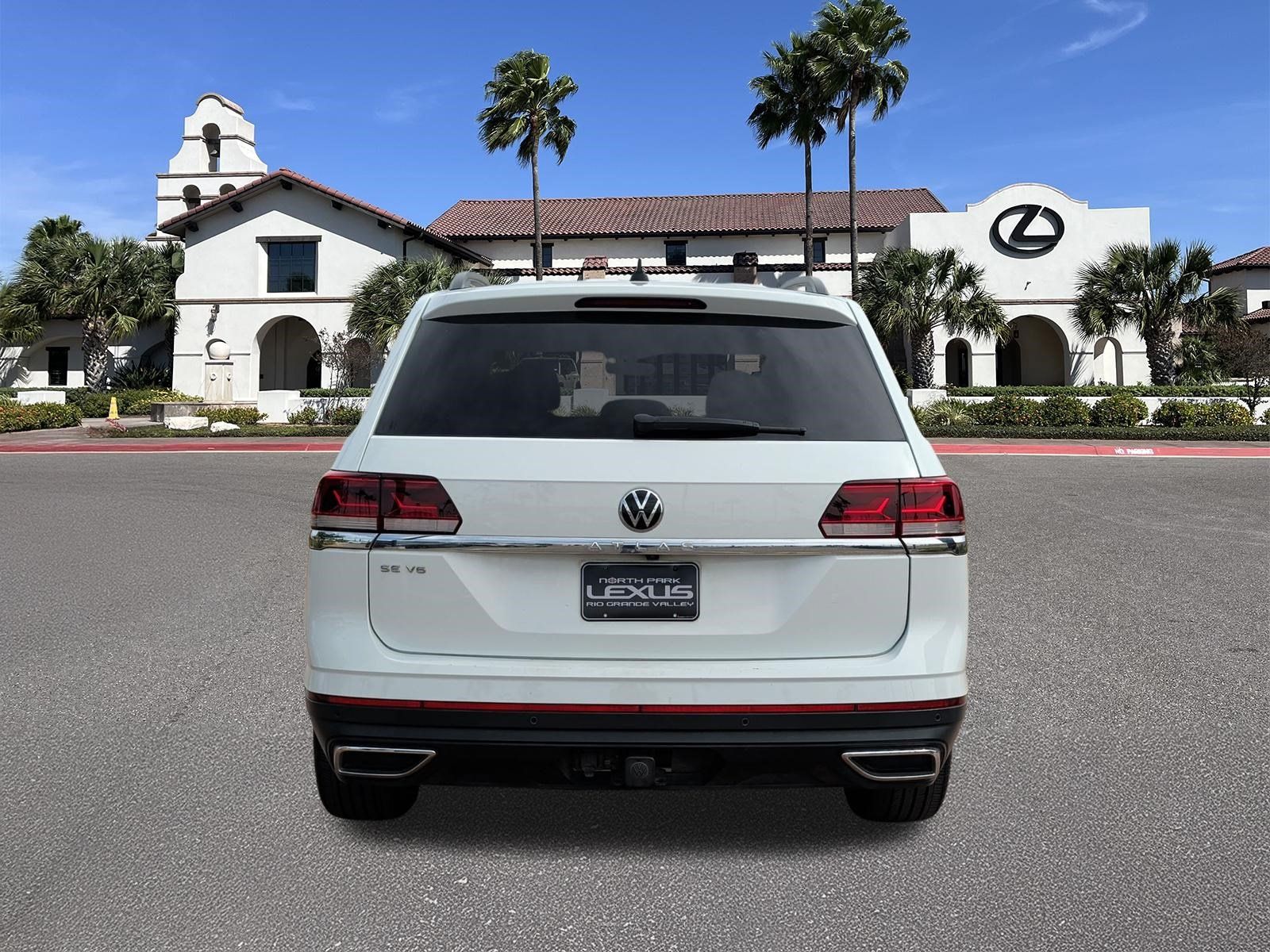Used 2023 Volkswagen Atlas SE w/ Panoramic Sunroof Package FWD image 3