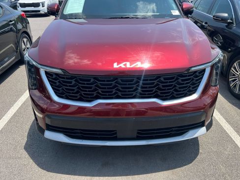Used 2024 Kia Sorento LX FWD image 2