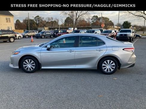 Used 2018 Toyota Camry LE image 6