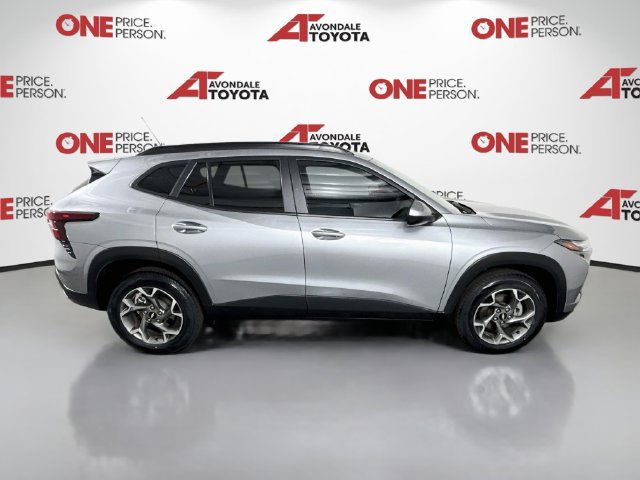 Used 2025 Chevrolet Trax LT w/ LT Convenience Package FWD image 8