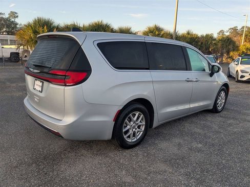 Used 2024 Chrysler Pacifica Touring-L image 3