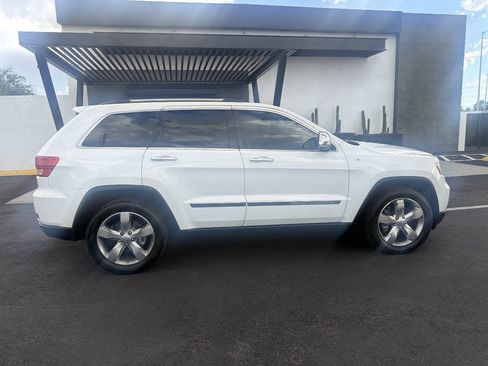 Used 2013 Jeep Grand Cherokee Overland AWD/4WD image 12