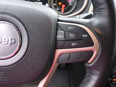 Used 2016 Jeep Cherokee Latitude w/ Safety/Convenience Group AWD/4WD image 25