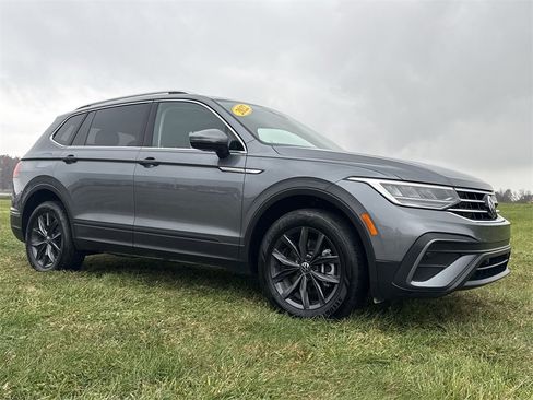 Used 2022 Volkswagen Tiguan SE w/ Panoramic Sunroof Package image 2