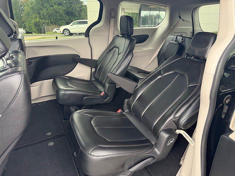 Used 2023 Chrysler Pacifica Touring-L FWD image 12
