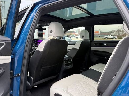 Used 2025 Volkswagen Atlas Cross Sport SEL Premium R-Line image 16