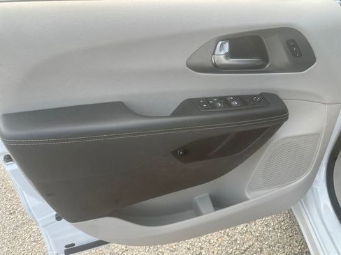 Used 2022 Chrysler Pacifica Touring-L FWD image 10
