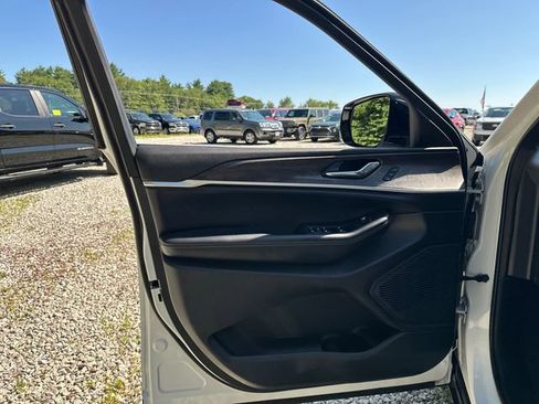 Used 2025 Jeep Grand Cherokee Limited AWD/4WD image 24